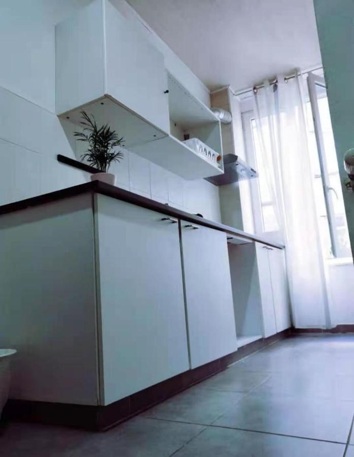 A Private Room With Share The Bathroom Brussels Exterior photo