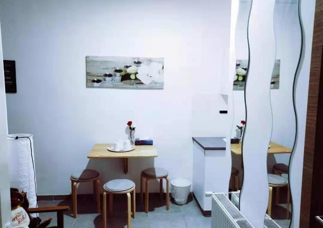 A Private Room With Share The Bathroom Brussels Exterior photo